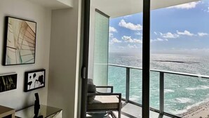 A balcony with a view of the ocean and beach. - Enjoy a luxurious apartment on the beach! (Hollywood)