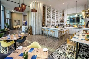 Dining - Enjoy a luxurious apartment on the beach! (Hollywood)
