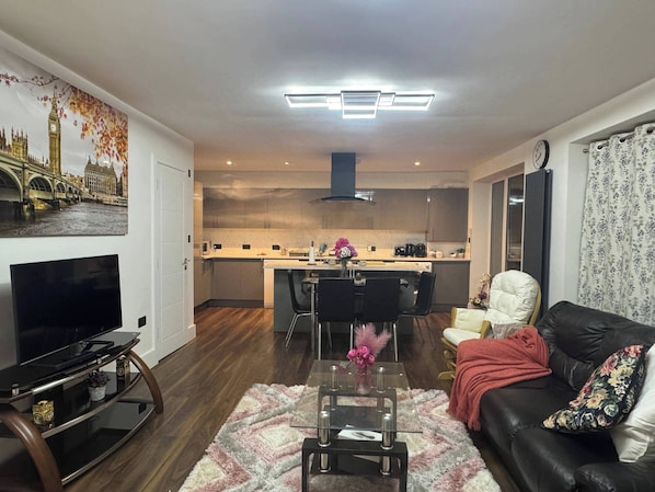 House | Living area - Contemporary 2 bed House With Parking (Grays)