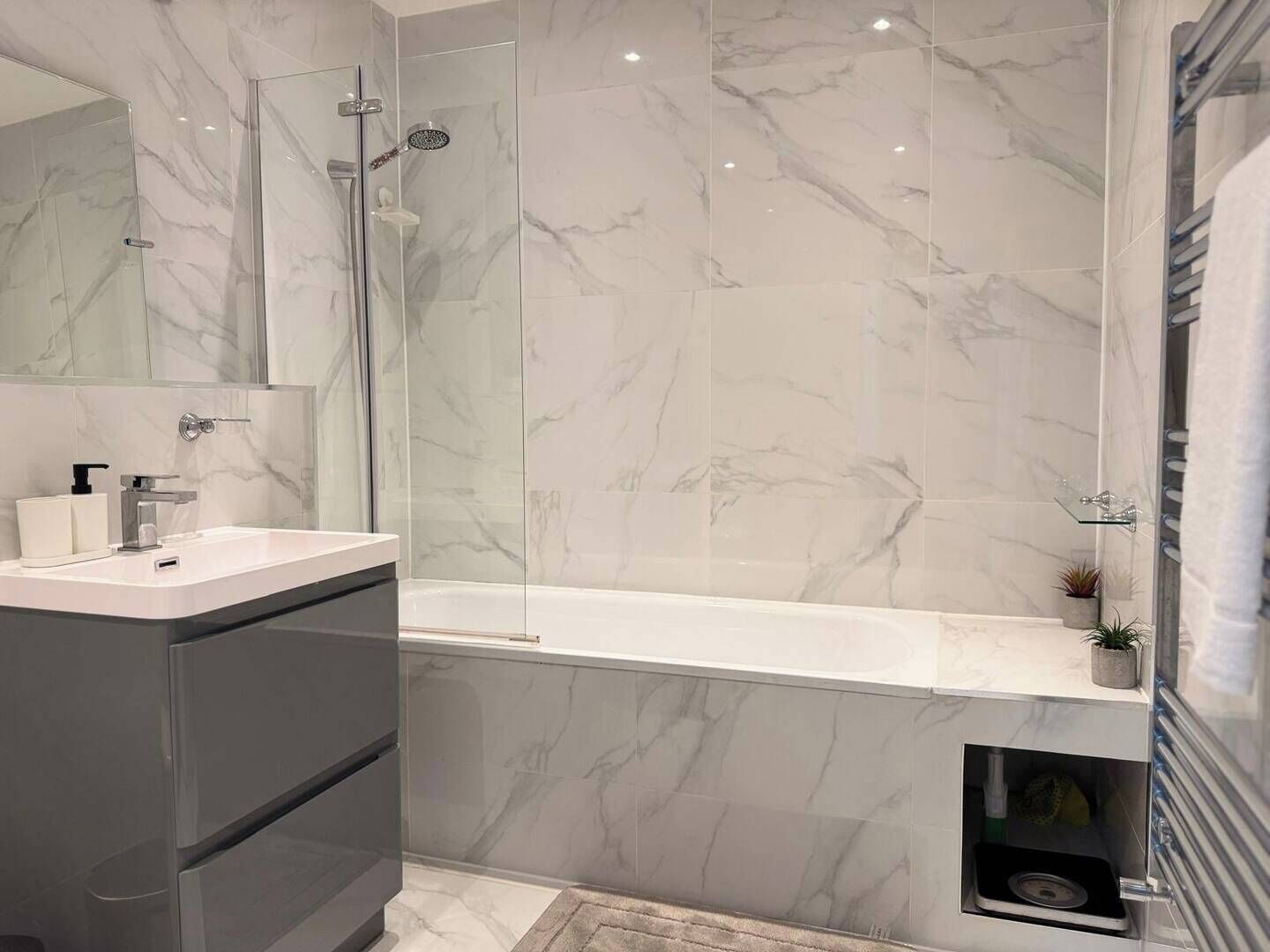 House | Bathroom | Shower, free toiletries, hair dryer, towels