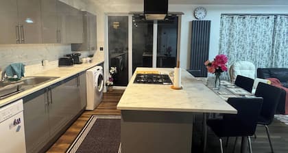 Contemporary 2bed House With Parking