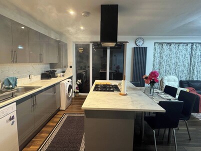 Contemporary 2bed House With Parking