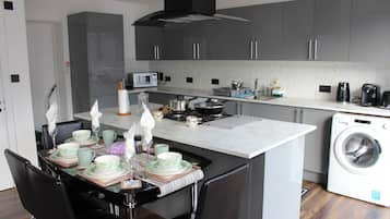 House | Private kitchen | Fridge, microwave, oven, stovetop