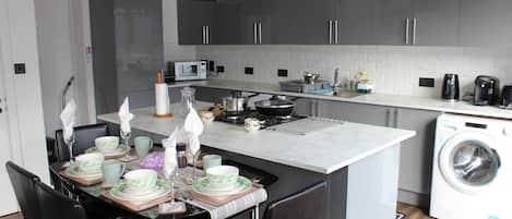 Refrigerador, microondas, horno, placa de cocina