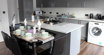 Contemporary 2 bed House With Parking