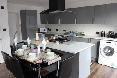 Contemporary 2 bed House With Parking