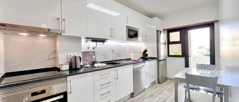 Mikrowelle, Wasserkocher mit Kaffee-/Teezubehör