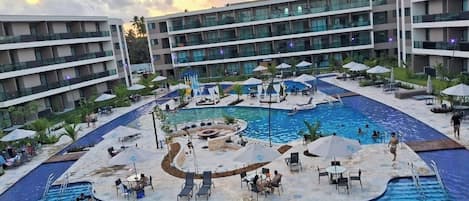 5 piscines extérieures, cabanons gratuits, parasols de plage