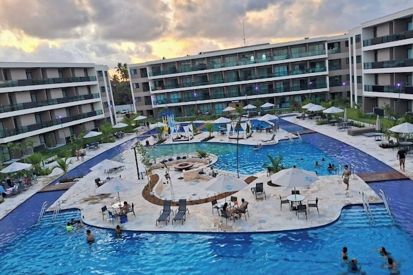 5 hồ bơi ngoài trời, mở cửa từ 6:00 đến 22:00, lều miễn phí