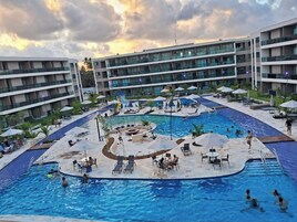 5 outdoor pools, open 6:00 AM to 10:00 PM, free cabanas, pool umbrellas