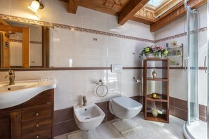 Dusche, Haartrockner, Bidet, Handtücher