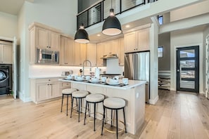 Geladeira, micro-ondas, fogão, cooktop