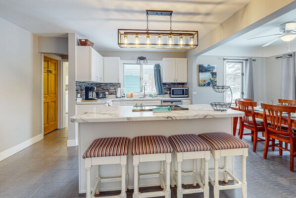 冷蔵庫、電子レンジ、オーブン、コンロ