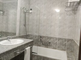 Double Room | Bathroom | Bathtub, free toiletries, hair dryer, towels