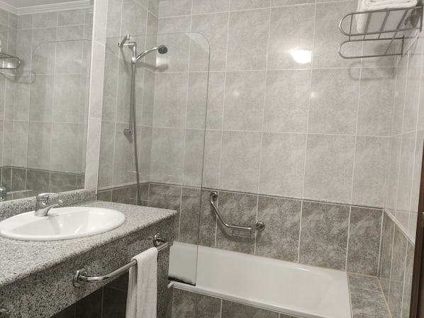 A bathroom with a sink, mirror, shower, and bathtub. - Motel Punta Cana (Santiago de Compostela)