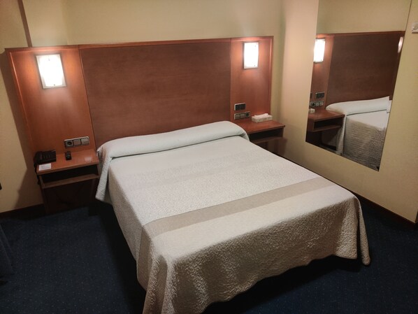 Doppelzimmer | Daunenbettdecken, kostenloses WLAN, Bettwäsche