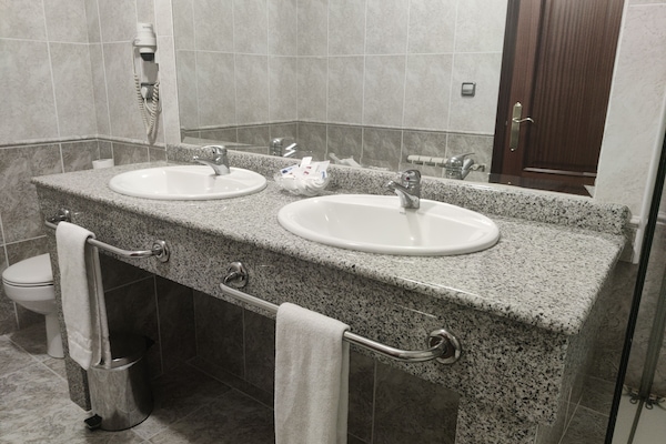 Quarto casal | Banheiro | Banheira, produtos de toalete grátis, secador de cabelo, bidê