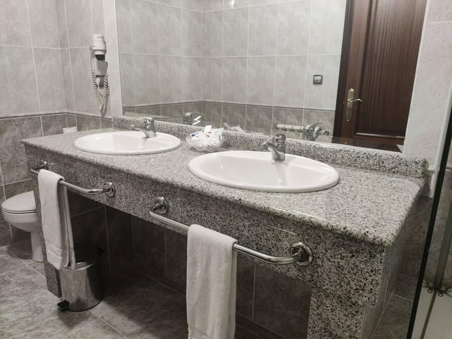 Bañera, artículos de tocador gratuitos, secador de pelo, bidet