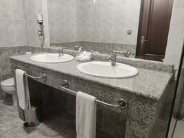 Bañera, artículos de tocador gratuitos, secador de pelo, toallas