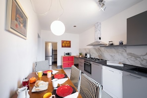 Micro-ondas, cooktop, lava-louças, cadeirão de bebê