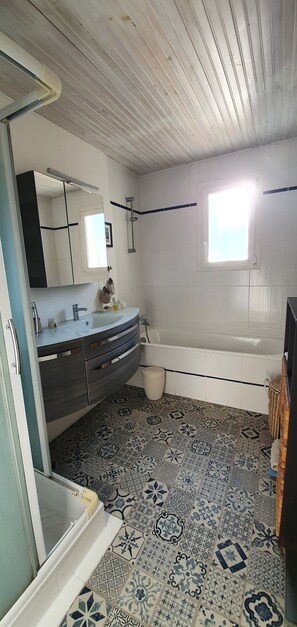 Dusche, Haartrockner, HandtĂŒcher, Seife