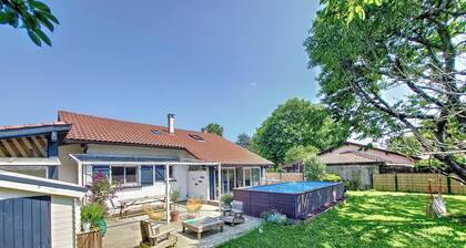 LARGE FAMILY HOME WITH POOL - 10 MIN FROM THE BEACHES OF BIARRITZ AND ANGLET