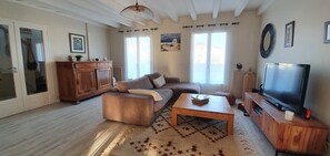 Smart TV, fireplace - LARGE FAMILY HOME WITH POOL - 10 MIN FROM THE BEACHES OF BIARRITZ AND ANGLET (Anglet)