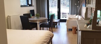 Spacious Studio, in wooded hiking/biking area. Near ASML.