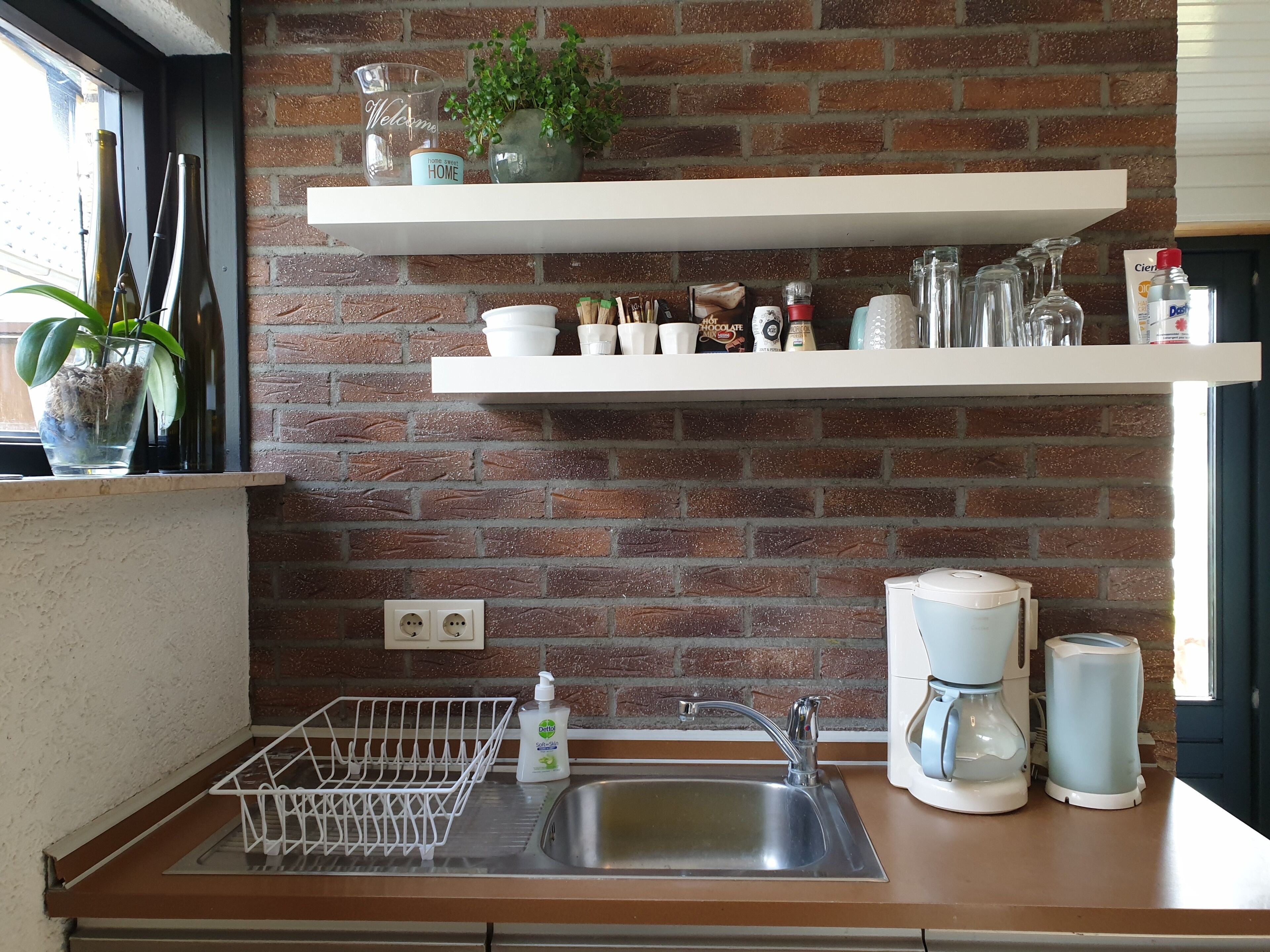 Kjøleskap, mikrobølgeovn, kokeplater og kaffetrakter/tekoker