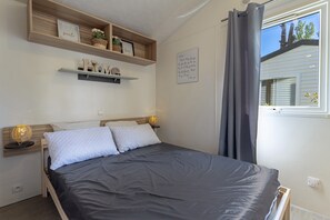 3 bedrooms - Mobile Home 'Family's Dream P16 La Marina' with Shared Pool, Private Terrace and Air Conditioning (Canet-en-Roussillon)
