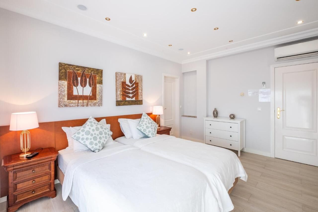 5 bedrooms, iron/ironing board, WiFi, bed sheets