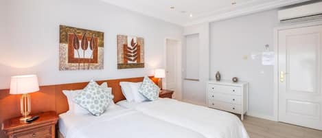 5 bedrooms, iron/ironing board, WiFi, bed sheets