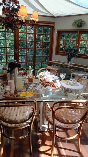 Free daily buffet breakfast