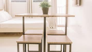 Condo, 1 Bedroom | Dining room