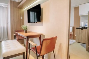 Condo, 1 Bedroom | Dining room