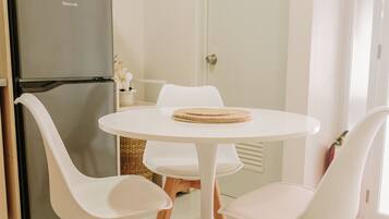Condo, 1 Bedroom, Balcony, Garden View | Dining room