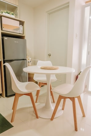 Appartement, 1 slaapkamer, balkon, uitzicht op tuin | Dineerruimte
