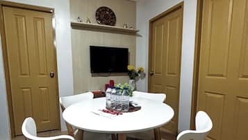 Condo, 2 Bedrooms | Dining room