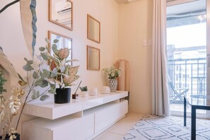 Apartment, 2 Schlafzimmer, Balkon | Wohnzimmer