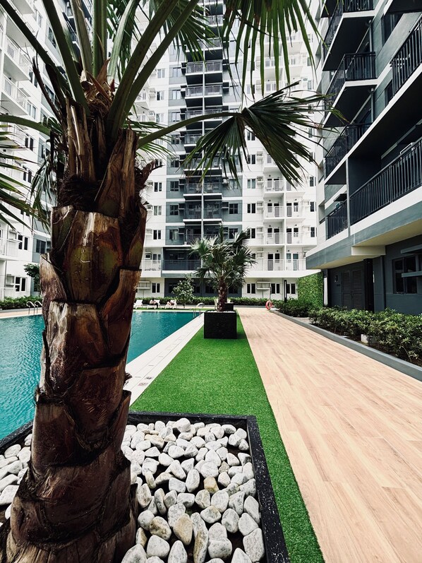 Íbúð - 1 svefnherbergi - svalir | Laug | Útilaug