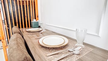 Condo, 1 Bedroom, Balcony, Garden View | Dining room