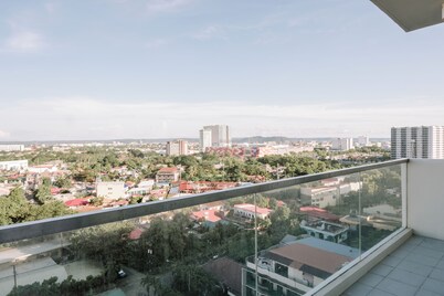 Spacious & Cozy Urban Oasis