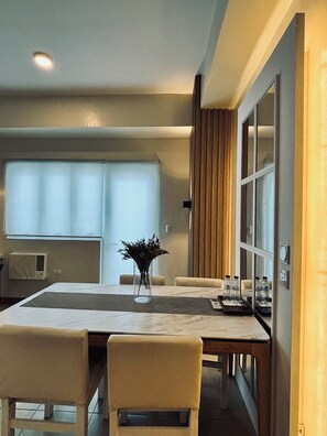 Apartamento, 1 quarto, sacada | Sala de jantar