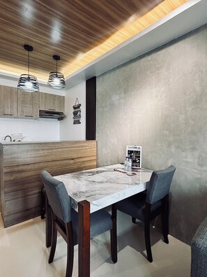 Condo, 1 Bedroom | Dining room