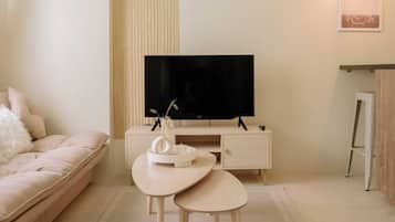 Condo, 1 Bedroom, Balcony, Garden View | Living room