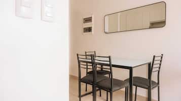 Studio, 1 Bedroom | Dining room