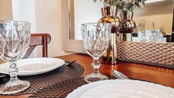 Studio, 1 Bedroom | Dining room