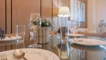 Apartemen, 1 kamar tidur | Ruang makan