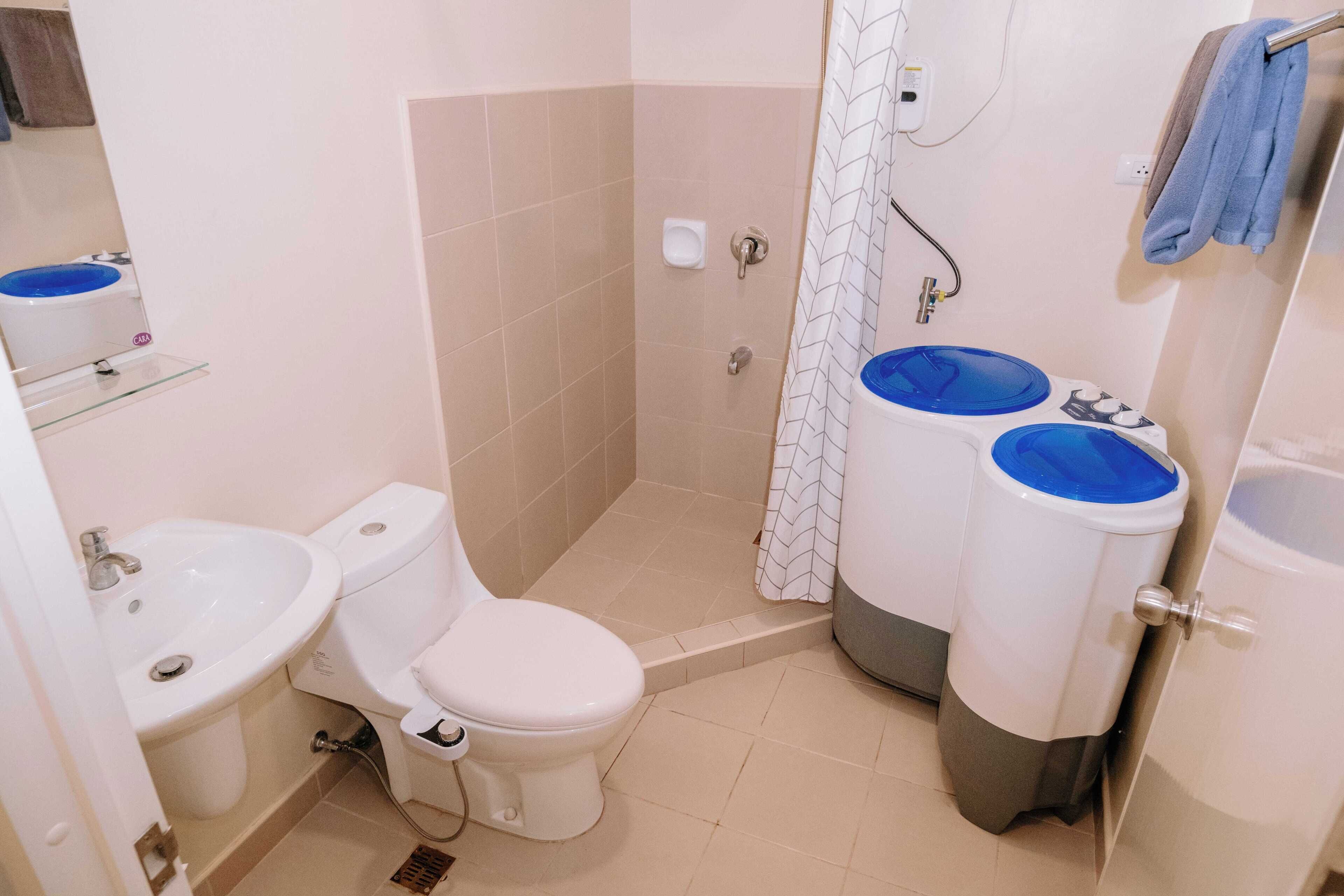 Ein Badezimmer mit Toilette, Bidet und zwei Mülleimern.