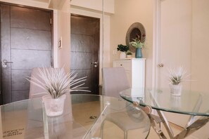 Condo, 1 Bedroom | Dining room